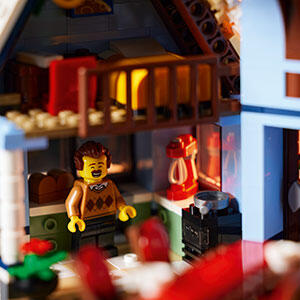 Vizita-lui-Mos-Craciun-LEGO-10293-c.jpg