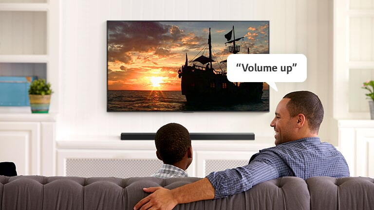 Un bărbat care întreabă televizorul: „Creșteți volumul” pentru a auzi mai tare