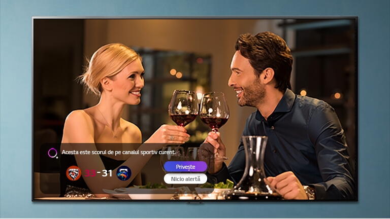 Imaginea unui barbat si a unei femei ciocnind pahare, afisata pe un ecran TV in timp ce se primesc notificari ale alertelor sportive
