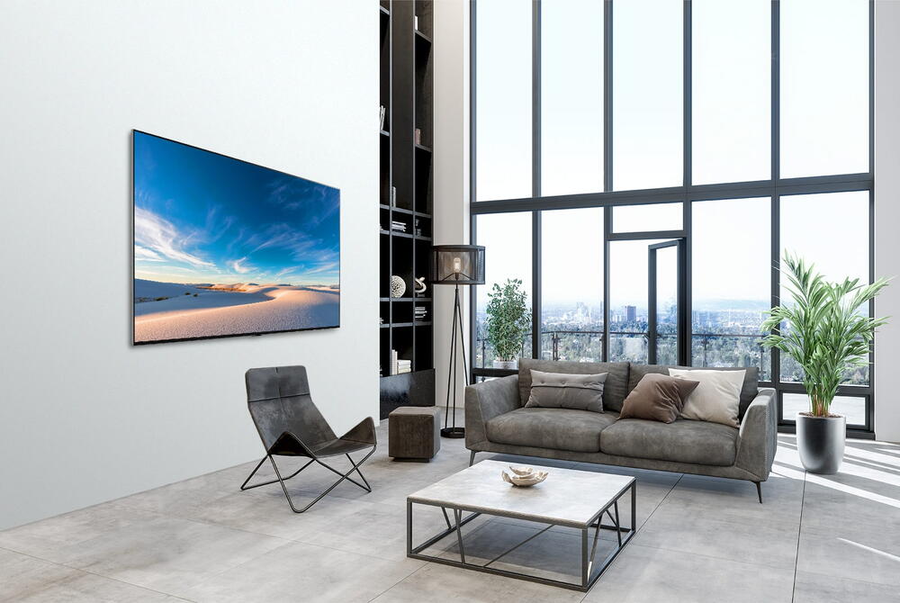 Televizorul LG QNED montat plat pe perete intr-un spatiu interior modern.