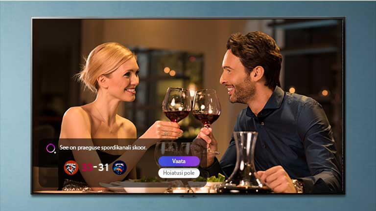 Un barbat si o femeie sparg ochelarii pe un ecran TV, in timp ce rezultatele sportive sunt anuntate