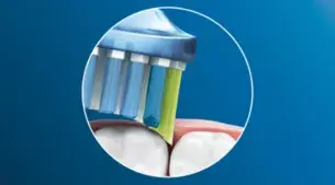 Îndepărtare de până la 10 ori mai bună a plăcii bacteriene comparativ cu o periuţă de dinţi manuală