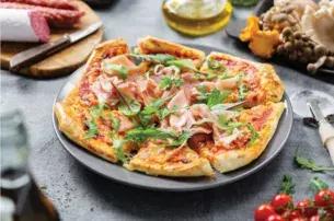 Coaceți pizza preferată de 26 cm în 8 minute.  folosind tava pentru pizza